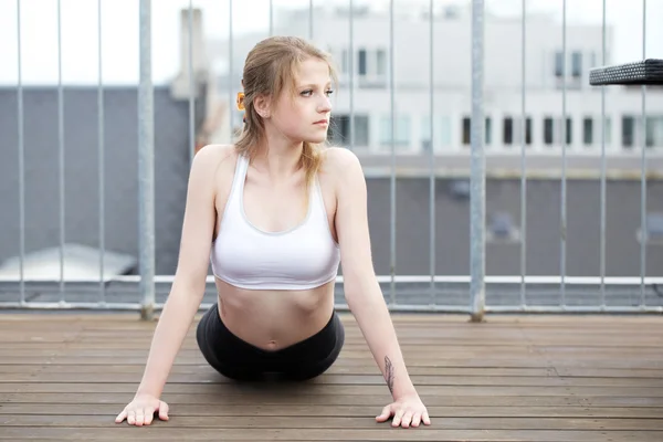 Mujer joven - fitness - ejercicio — Foto de Stock