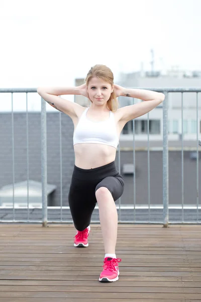 Fiatal nő - fitness - edzés — Stock Fotó