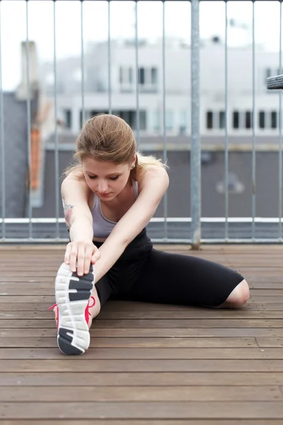 Young woman - fitness - exercising — Stock Photo, Image