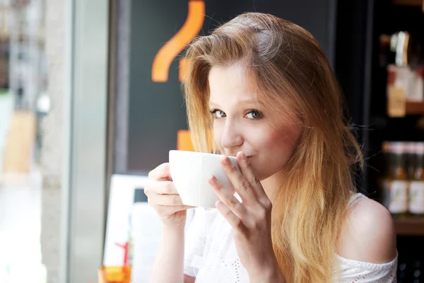 Holding egy csésze kávét, mosolygós nő — Stock Fotó