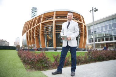 Dijital tablette yazan işadamı