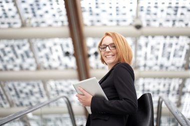 Dijital tablet üzerinde çalışan Busineswoman