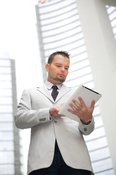 Empresario escribiendo en tableta digital — Foto de Stock