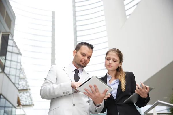 Hombre de negocios trabajando en tableta digital — Foto de Stock