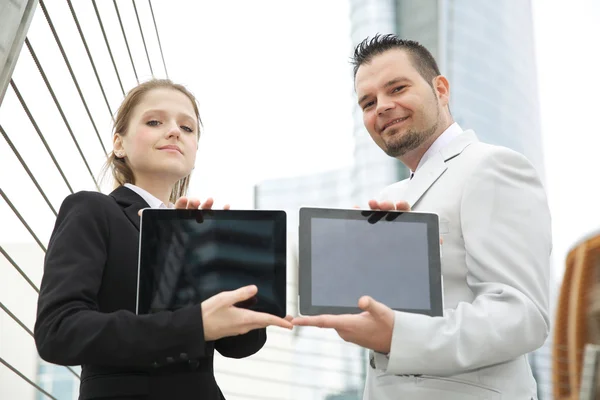 Equipe de negócios mostrando tablet digital em branco — Fotografia de Stock