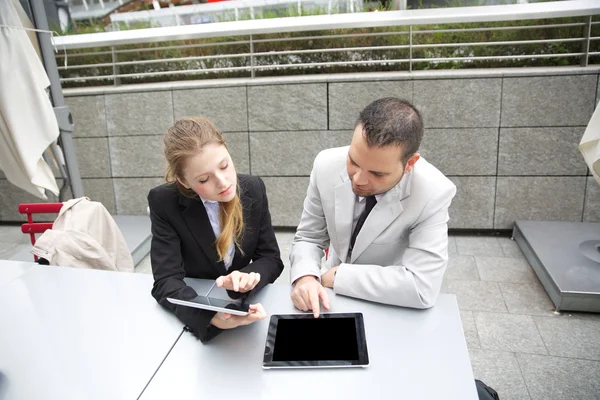 Hombre de negocios trabajando en tableta digital — Foto de Stock