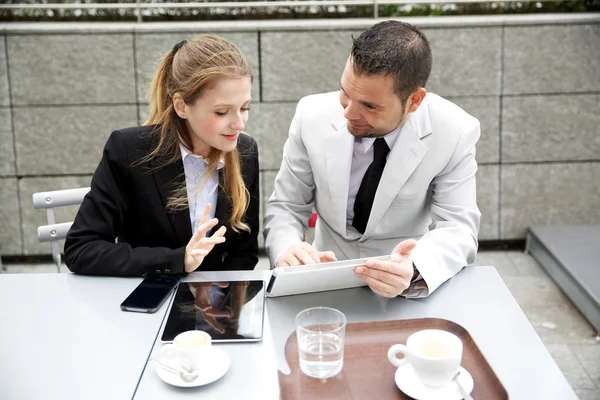 Hombre de negocios trabajando en tableta digital — Foto de Stock