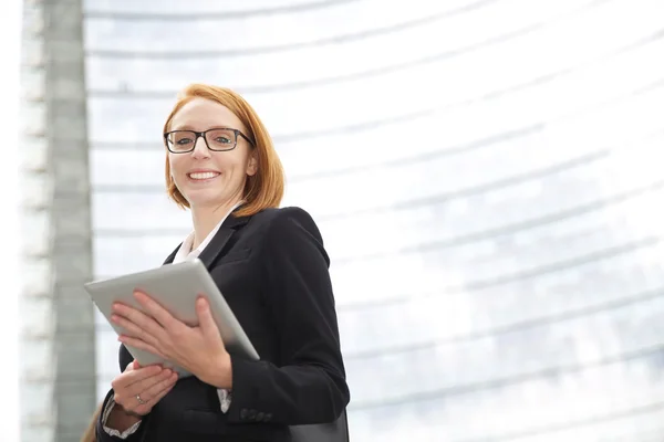 Donna d'affari che lavora su tablet digitale — Foto Stock