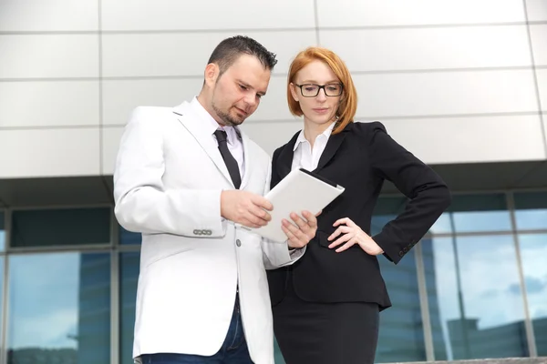 Hombre de negocios trabajando en tableta digital — Foto de Stock