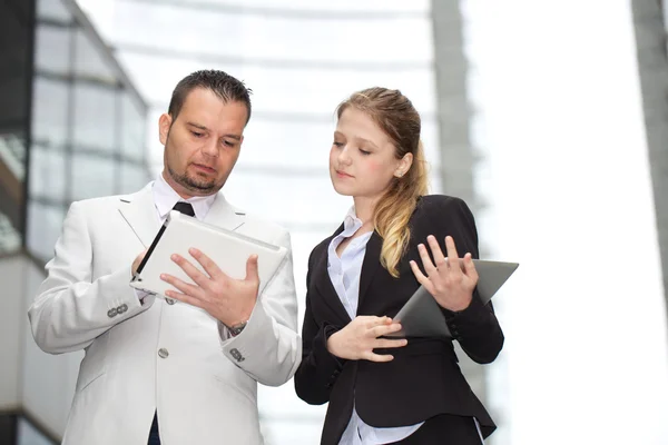 Hombre de negocios trabajando en tableta digital — Foto de Stock