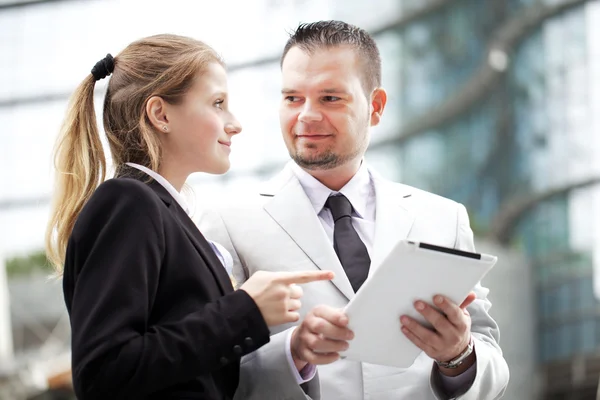 Hombre de negocios trabajando en tableta digital — Foto de Stock