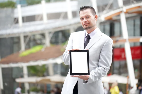 Geschäftsmann arbeitet an digitalem Tablet — Stockfoto