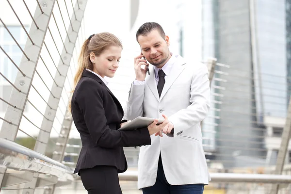 Hombre de negocios trabajando en tableta digital — Foto de Stock