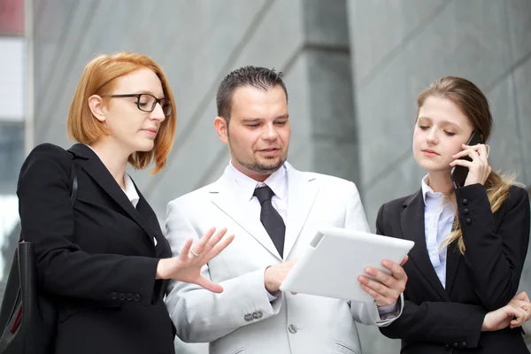 Hombre de negocios trabajando en tableta digital — Foto de Stock