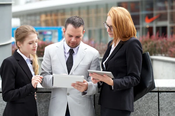 Hombre de negocios trabajando en tableta digital — Foto de Stock