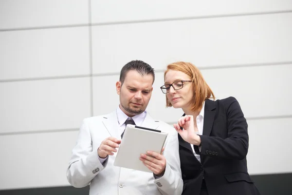 Hombre de negocios trabajando en tableta digital — Foto de Stock