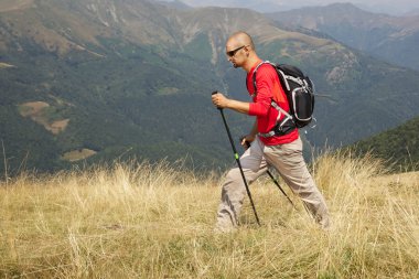 adam yalak Alps dağlarda yürüyüş uzun yürüyüşe çıkan kimse
