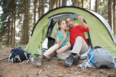 mutlu çift çadırda kamp