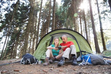 mutlu çift çadırda kamp