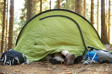 mutlu çift çadırda kamp