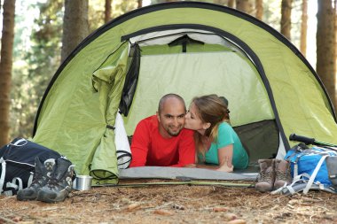 mutlu çift çadırda kamp