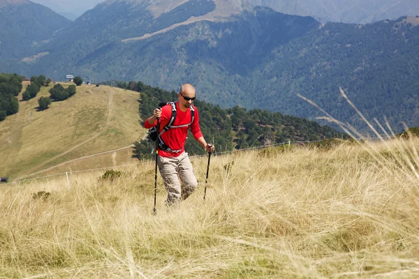 Homem caminhante caminhando pelas montanhas dos Alpes — Fotografia de Stock