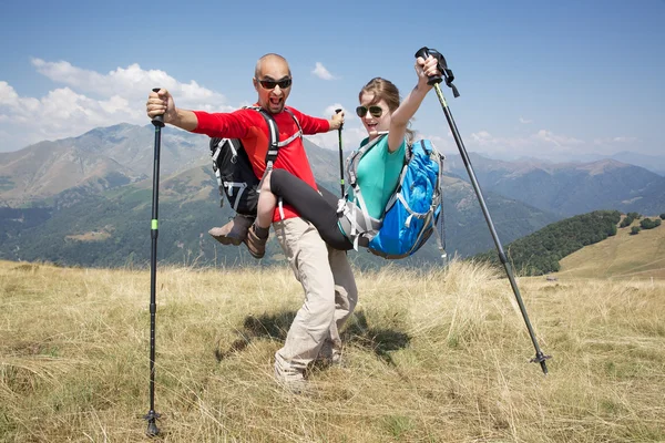 Pareja de excursionistas caminando por la montaña — Foto de Stock