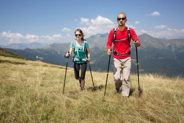 Couple of hiker walking trough the mountain — Stock Photo, Image