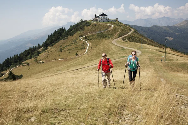 Para turysta pieszo przez góry — Zdjęcie stockowe