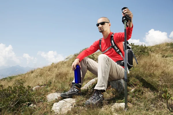 Uomo escursionista a piedi attraverso le Alpi montagne — Foto Stock