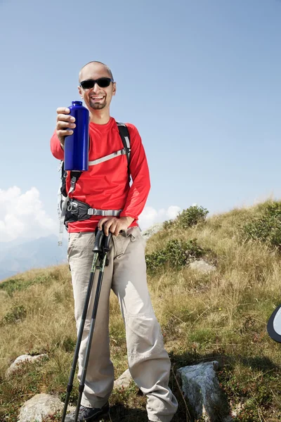 Mężczyzna wycieczkowicz spaceru koryta Alp — Zdjęcie stockowe