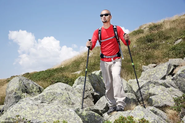 Man wandelaar wandelen door de bergen van de Alpen — Stockfoto