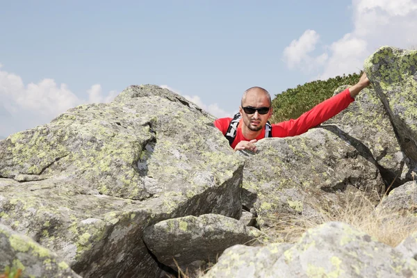 Uomo escursionista a piedi attraverso le Alpi montagne — Foto Stock