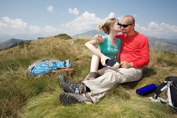 Pareja al aire libre en el borde del acantilado Descanso — Foto de Stock