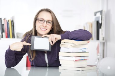 Genç öğrenci gösteren boş dijital tablet