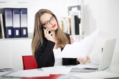 Bir ofiste dizüstü kullanarak iş kadını