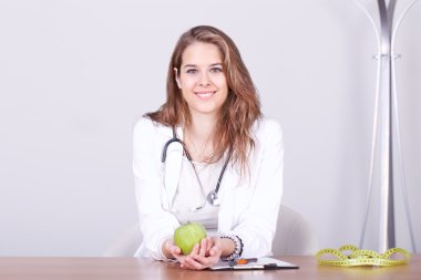 Genç beslenme uzmanı gösteren elma ofisinde