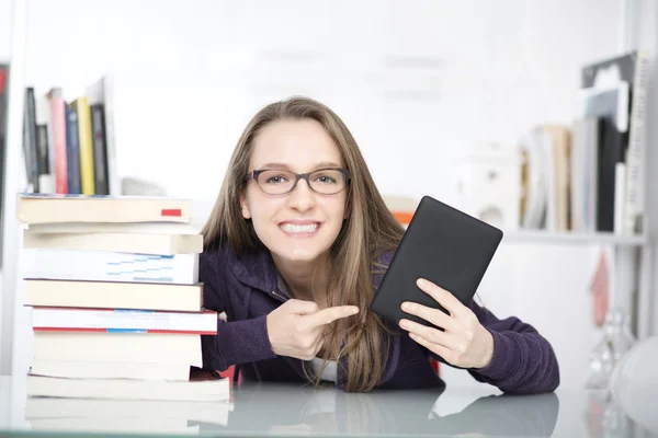 Jovem estudante mostrando tablet digital em branco — Fotografia de Stock