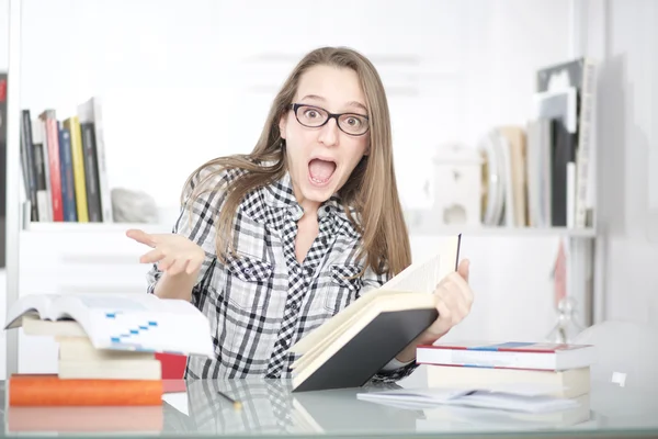 Junge Studentin arbeitet zu Hause — Stockfoto