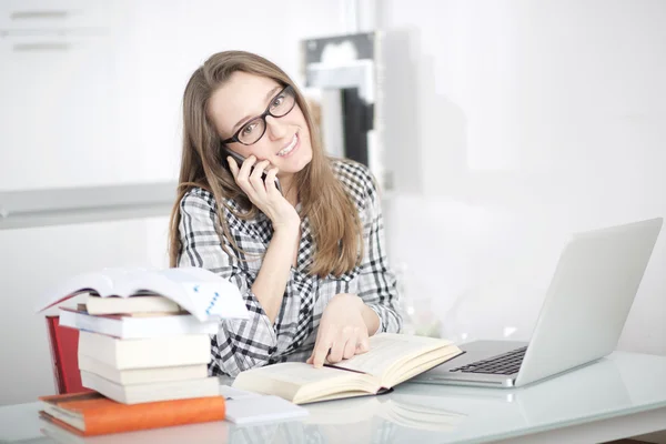 Empresária usando laptop em um escritório — Fotografia de Stock