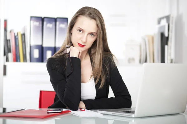 Donna d'affari che utilizza il computer portatile in un ufficio — Foto Stock