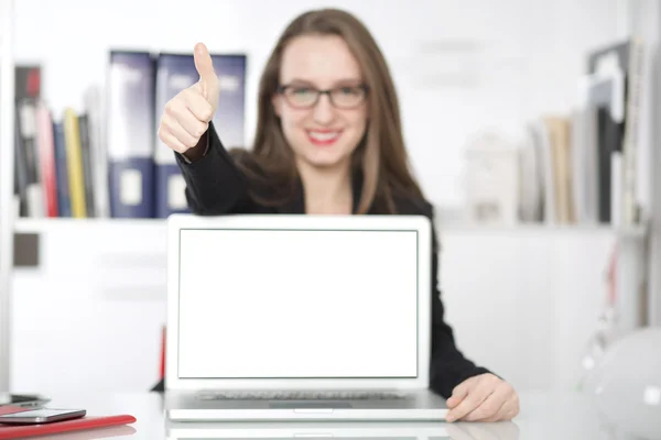 Mulher de negócios mostrando tela de laptop em branco — Fotografia de Stock