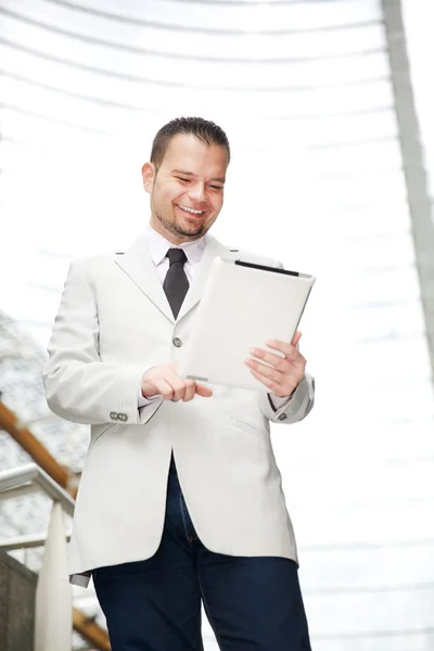 Verbundbild eines Geschäftsmannes mit einem Tablet-Computer — Stockfoto