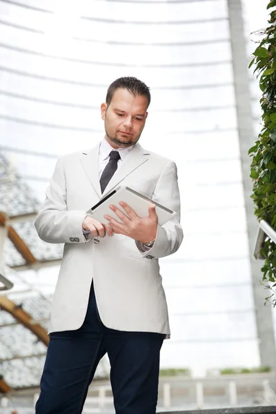 Imagen compuesta del hombre de negocios usando una tableta — Foto de Stock