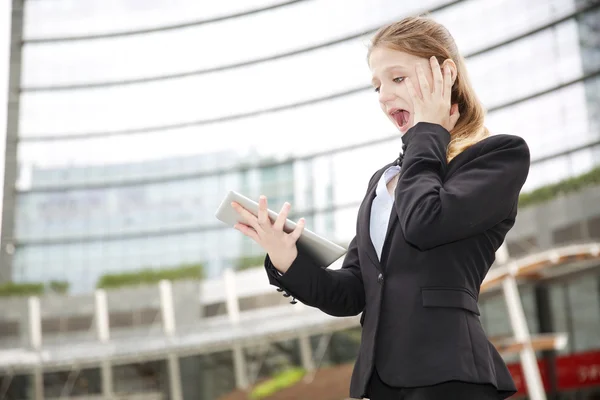 Businesswoman finds a financial meltdown — Stock Photo, Image