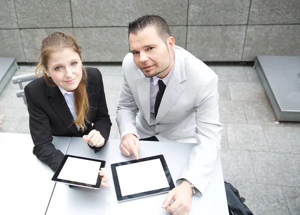 Trabajo en equipo trabajando en una tableta digital — Foto de Stock