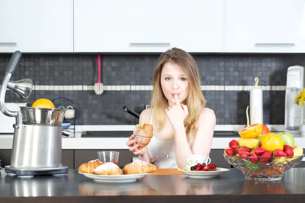 Ihre Frau frühstückt — Stockfoto