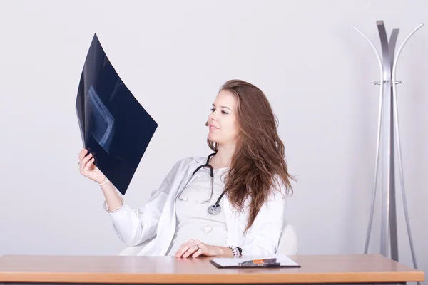 女性医師が x 線画像の検討 — ストック写真