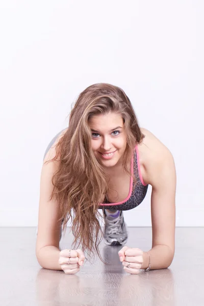 Mujer atlética haciendo ejercicio físico — Foto de Stock