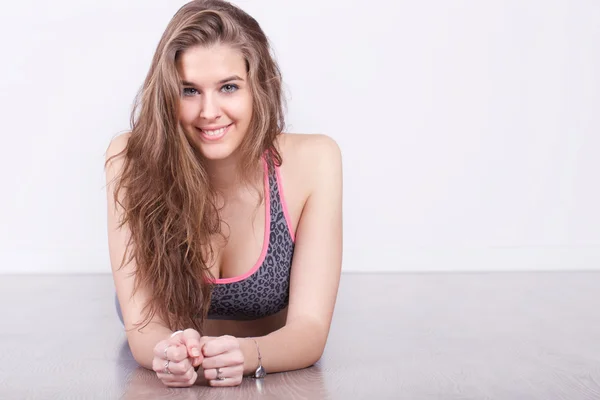 Atletisk kvinde gør fitness motion - Stock-foto